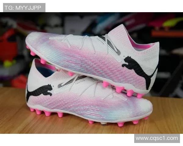 球星穿粉色足球鞋引发热议 展现独特个性与场上风采