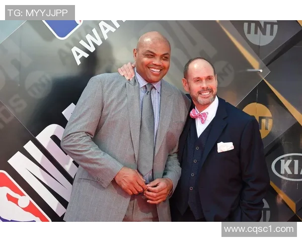 足球球星入场西装风采展现个性与时尚魅力 引领赛场外的潮流风向